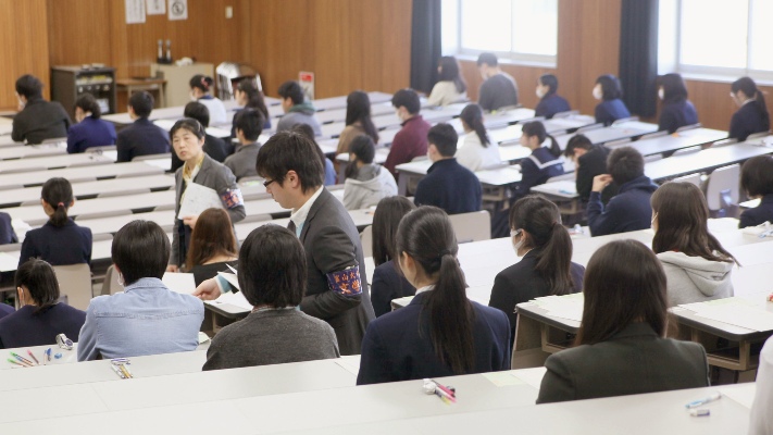 اليابان تعتزم إعفاء الأسر التي بها أكثر من 3 أبناء من الرسوم الجامعية