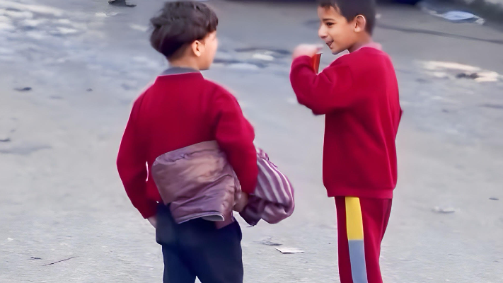 روح التضامن تنبت بين رماد الدمار: أطفال غزة يتقاسمون كوب الشاي في وجه الصقيع والجوع - فيديو