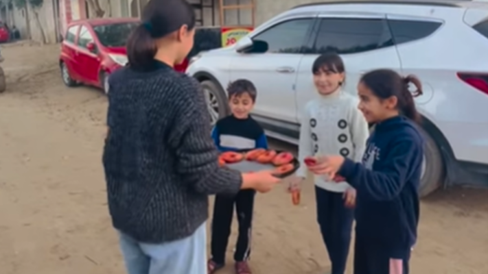 عطاء صغير في ظل الصعوبات: فتاة غزية توزع الدونات على الأطفال النازحين