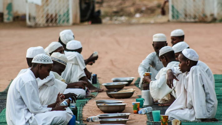 قطع طريق الصائمين .. عادة رمضانية غريبة في السودان