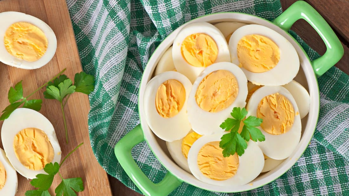 كم بيضة عليك أن تأكل في اليوم حتى لا ترفع الكوليسترول؟