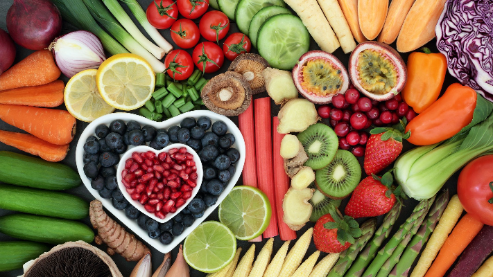 لحياة صحية .. 10 أطعمة يجب تضمينها في النظام الغذائي باستمرار