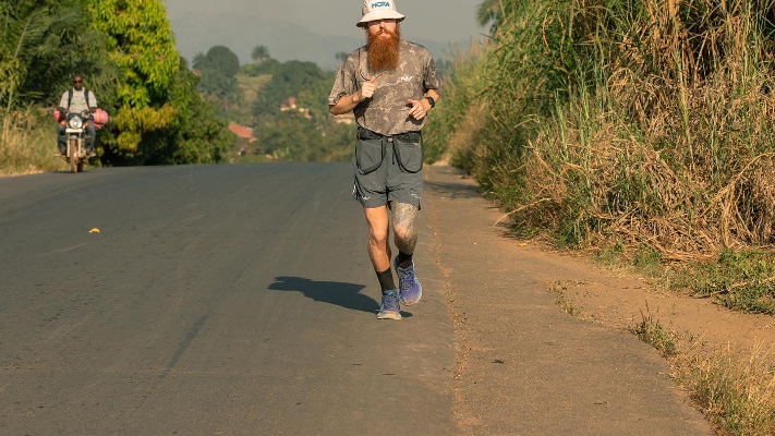 أول رجل في العالم يعبر قارة أفريقيا ركضًا
