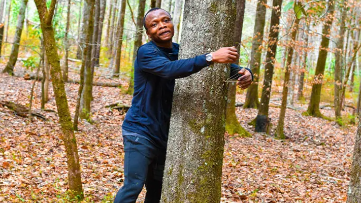 رجل من غانا يحقق رقما قياسيا بعناق أكثر من 1,000 شجرة في ساعة واحدة!