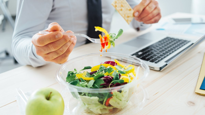 9 وجبات خفيفة وصحية لتعزيز الإنتاجية في العمل
