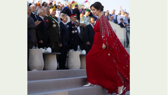من هو المصمم الذي أبدع في تصميم فستان الأميرة رجوة في حفل اليوبيل؟