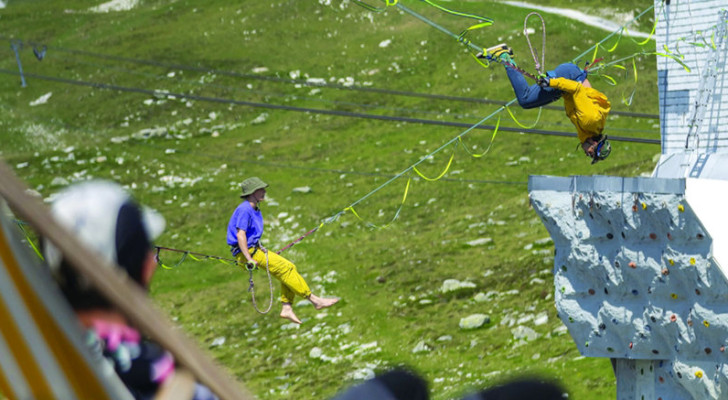 بطولة تحبس الأنفاس .. من أعلى الحبال بين المرتفعات الشاهقة