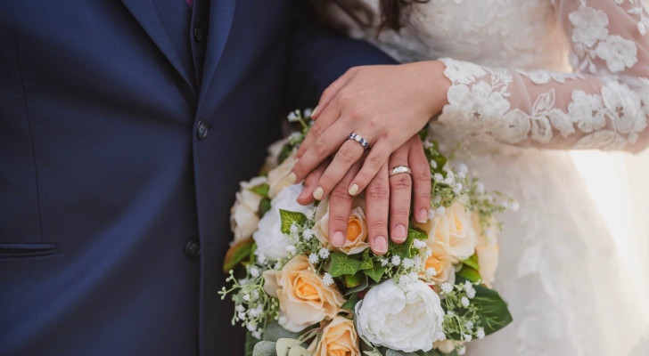 متداول .. عروس تحضر معها كتب الامتحان لتدرس في يوم زفافها