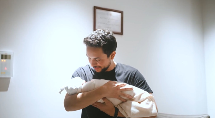 سمو الأمير الحسين بن عبدالله الثاني يؤذن في أذن مولودته الأميرة إيمان - فيديو