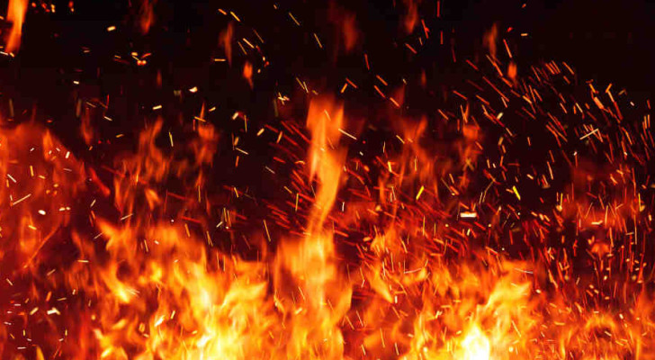 بسبب الازدحام الشديد .. عامل يشعل النار في مطعم لطرد الزبائن