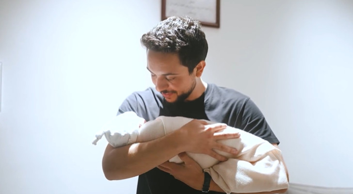 "ما أعرف ليه دمعت عيني" .. أحلام تهنئ ولي العهد بمولودته الأولى - فيديو