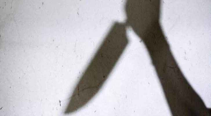 ليلة مرعبة: إبنة تقتل والدتها بوحشية بـ 12 طعنة أثناء نومها