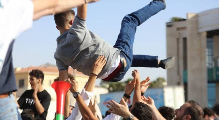 فرحة النجاح أشعلت شوارع المملكة .. أجواء احتفالية مبهجة بعد إعلان نتائج التوجيهي