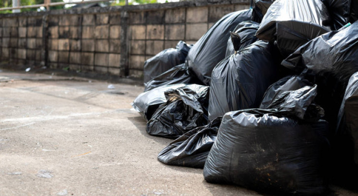 عامل نظافة يعيد نصف مليار من النقود لأصحابها بعد أن وجدها في القمامة