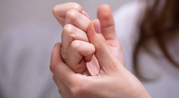 طقطقة الأصابع .. لماذا يصدر هذا الصوت وما هي فوائده وأضراره؟