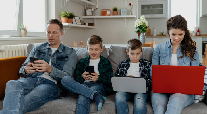 تأثير الهواتف المحمولة على تواصل الوالدين مع أطفالهم!