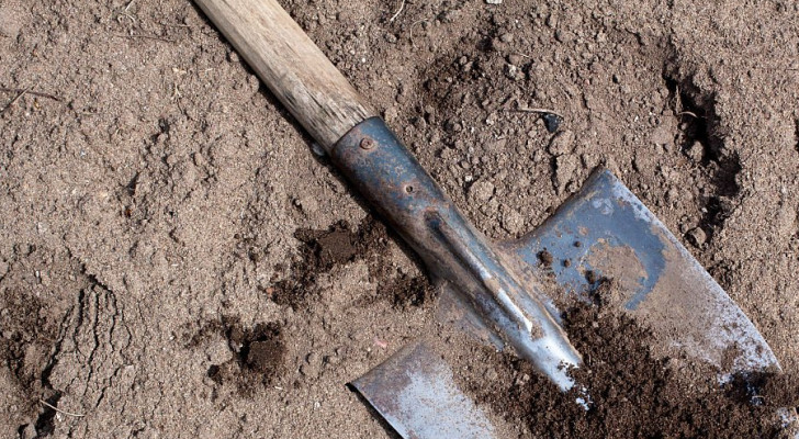 موضة مرعبة تجتاح العالم: موتى يصرون على دفن هواتفهم معهم!