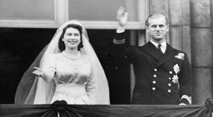 بعد 77 عاما .. قطعة من كعكة زفاف الملكة إليزابيث تباع بمزاد علني!