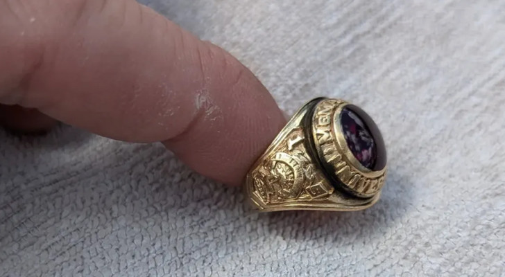 بعد 47 عاما من الضياع في أعماق البحر .. خاتم يعود لصاحبه