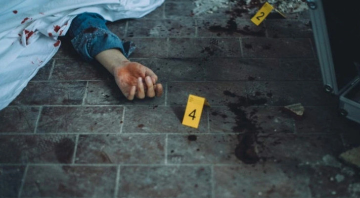 امرأة تجبر أطفالها على العيش مع جثة شقيقهم لأكثر من عام!