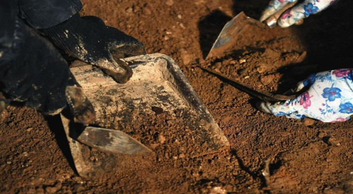 سكان قرية تركية يعثرون على كنز أثناء دفن أحد الموتى!