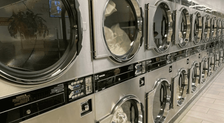 ثلاثة شباب يعاقبون طفلا بحبسه داخل مجففة ملابس لسبب تافه!