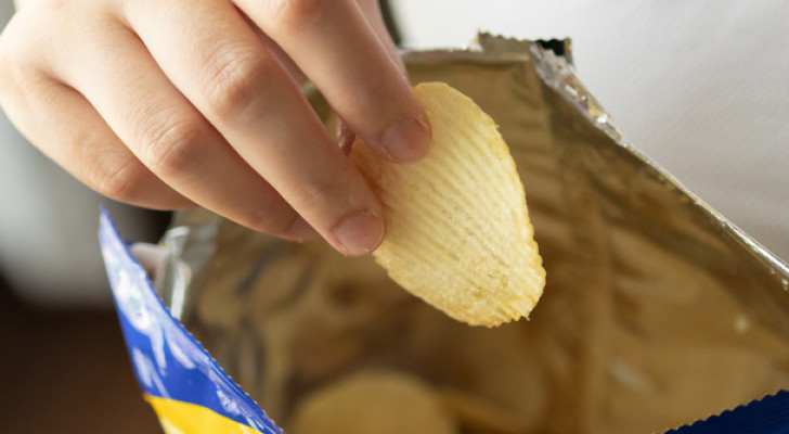 متجر شهير يفصل عاملا بسبب تناوله قطعة "شيبس"