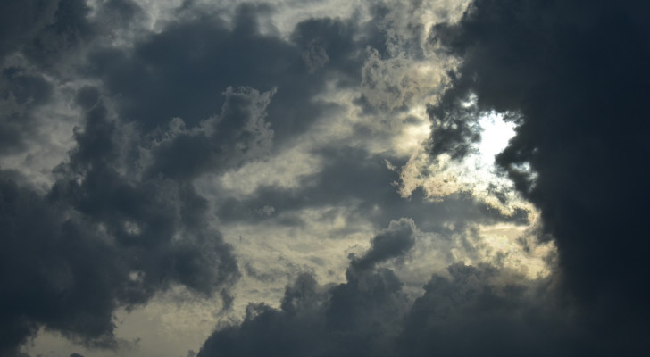 رياح قوية وانخفاض كبير على درجات الحرارة وطقس غائم مع بعض الأمطار في المملكة اليوم