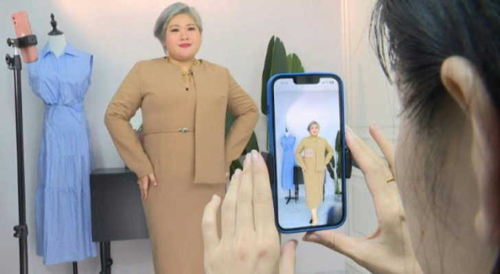 مؤثرة صينية تتحدى معايير الجمال وتصمم ماركة ملابس للمقاسات الكبيرة!