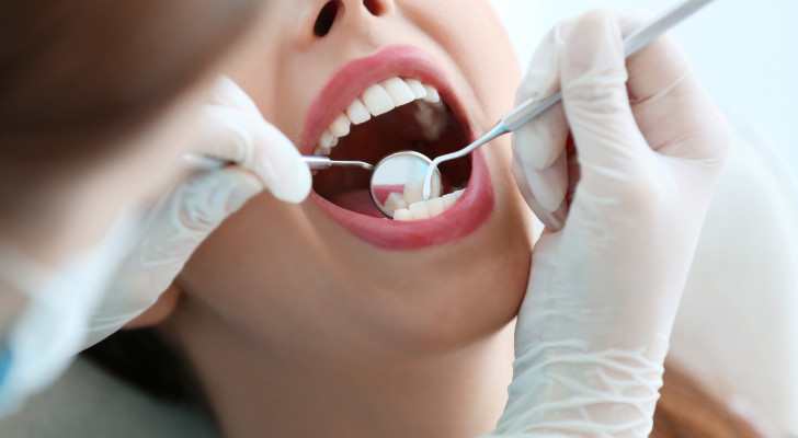 خبراء يؤكدون: فحص الفم والأسنان قد ينقذ حياتك من أمراض مميتة!
