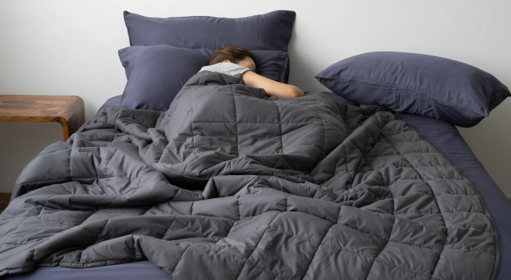 علماء يفسرون: هل تساعد البطانيات الثقيلة على النوم بشكل أفضل؟