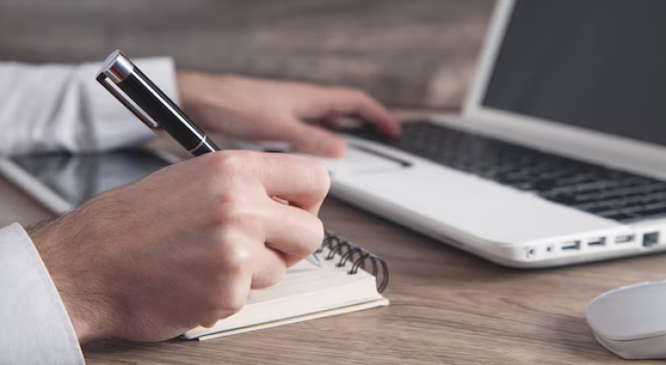 الكتابة باليد أم الكتابة على لوحة المفاتيح: أيهما أفضل للدماغ؟