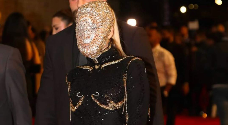 بعد الإطلالة الصادمة .. لهذا السبب ظهرت باميلا الكيك بالقناع في "الموريكس دور"