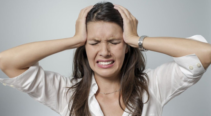 ظنت أنها تعاني من الصداع بسبب استخدام الهاتف .. ولكن المفاجأة كانت مصيبة!