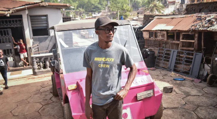 شاب مبتكر يطور مركبة كهربائية من مواد معاد تدويرها لمكافحة تلوث الهواء