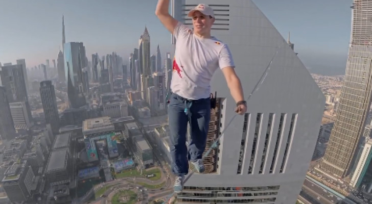 بطل العالم في المشي على الحبل يتحدى الجاذبية بارتفاع 224 مترا في دبي بين ناطحات السحاب!