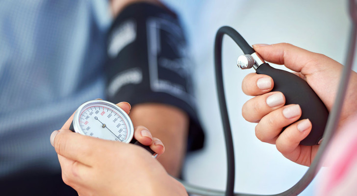 لا تستهين بها!.. أخطاء تؤثر على نتائج قياس ضغط الدم