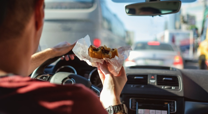 هل تتناول الطعام داخل سيارتك؟ احذر من المخاطر المحتملة على صحتك!