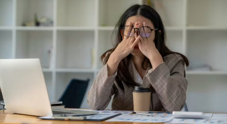 خبراء يحذرون: نمط العمل المكتبي قد يسبب اضطرابات النوم المزمنة