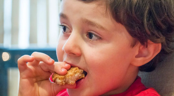 تحذير: طفل يصاب بالعمى الدائم بسبب عادة غذائية خطيرة!