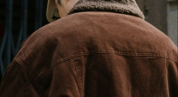 أفكار تنسيق جاكيت الكوردروي للرجال بأسلوب عصري وأنيق