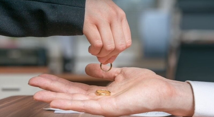 "حياتي تحولت لاستديو تحليلي" .. سيدة مصرية تطلب الطلاق بسبب هوس زوجها بكرة القدم