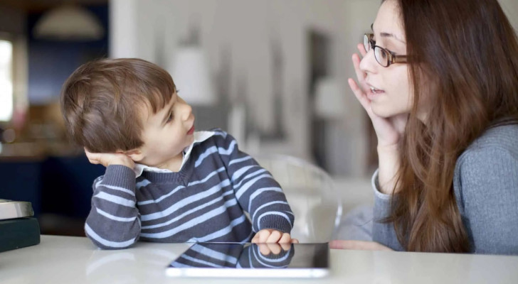 كيف تؤثر طريقة كلامك على سلوك طفلك؟