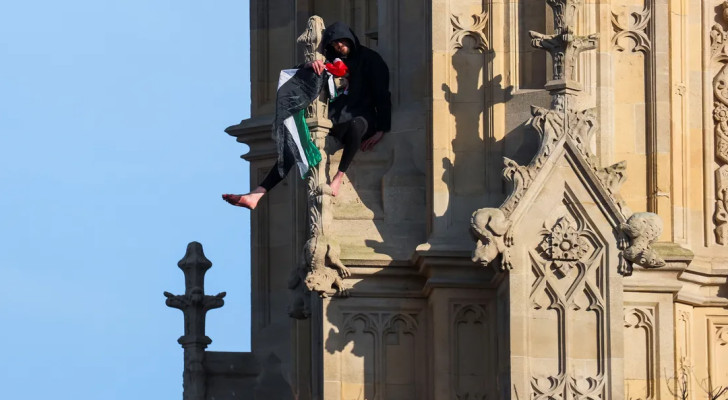 بالفيديو: بعد رحلة تسلق شاقة .. متسلق يرفع علم فلسطين على برج "بيغ بن" في لندن