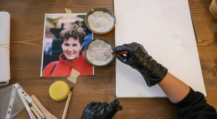 فنانة تركية ترسم لوحتين لامرأة باستخدام رماد جثتها!