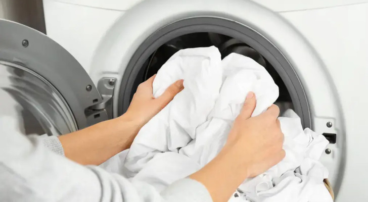 بأسهل الطرق المنزلية: كيف تعيدين للغسيل الأبيض لونه الناصع؟