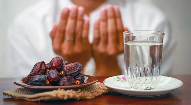 لماذا يجب أن تبدأ إفطارك بالتمر والماء؟ فوائد مذهلة لصحتك في رمضان