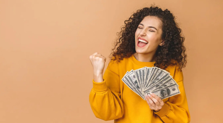 دراسة تحسم الجدل: هل المال يجلب السعادة؟