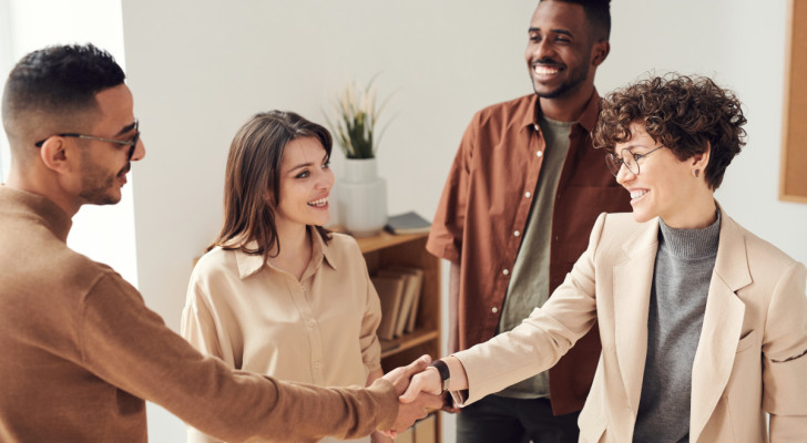 كيف تجري محادثات سلسة حتى لو كنت انطوائيا؟ إليك الطريقة الذكية!