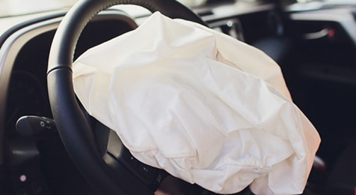مدفع الإفطار يتسبب في تفعيل Airbag داخل سيارة  - فيديو